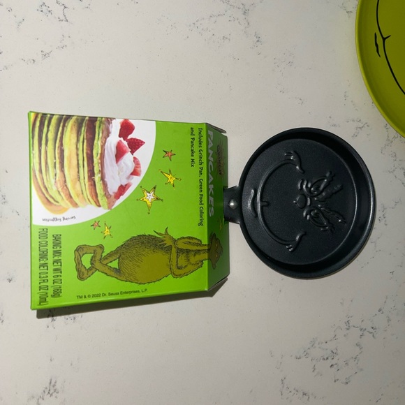The Grinch Christmas pancake breakfast set ~ NWT - Picture 3 of 4